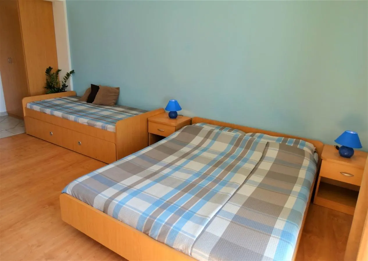 Apartmani Crikvenica 30057 - Gasparac 0*,