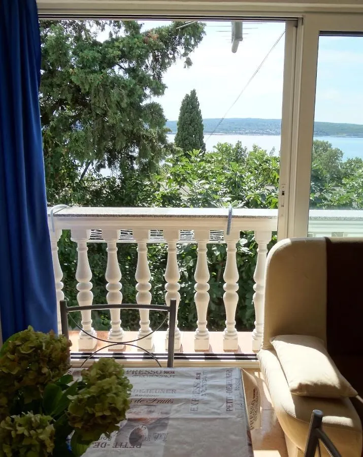 Apartmani Crikvenica 30057 - Gasparac 0*,